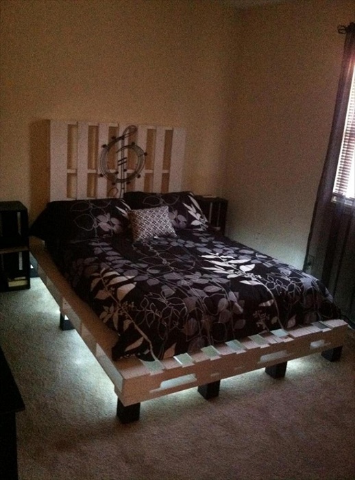 Оптимальный интерьер спальной с кроватью выполненной из паллет.