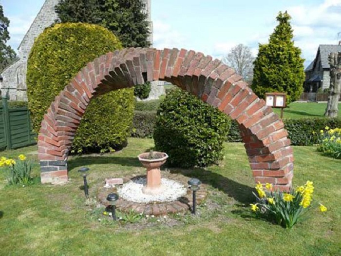 Винтажная кирпичная садовая арка - хороший вариант для оформления территории в саду.