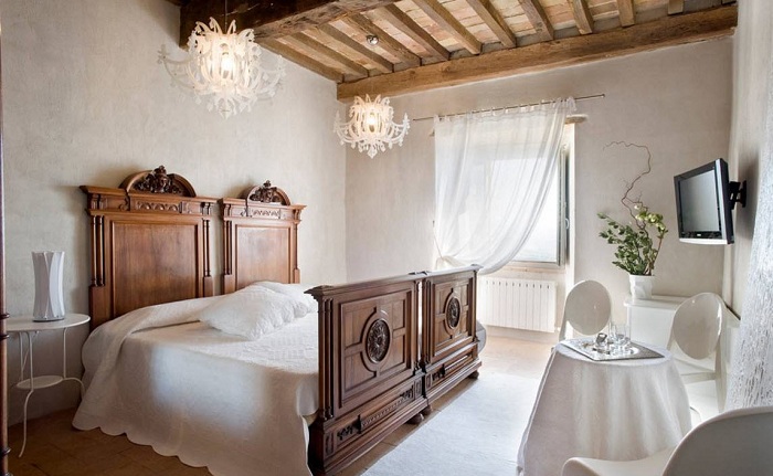Удачное решение преобразить интерьер спальной с помощью дерева и белого цвета.