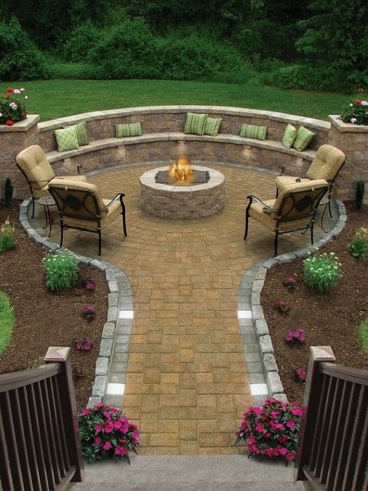 Отличный способ украсить двор - это создать укромный уголок во дворе дома с удобными местами для сидения.