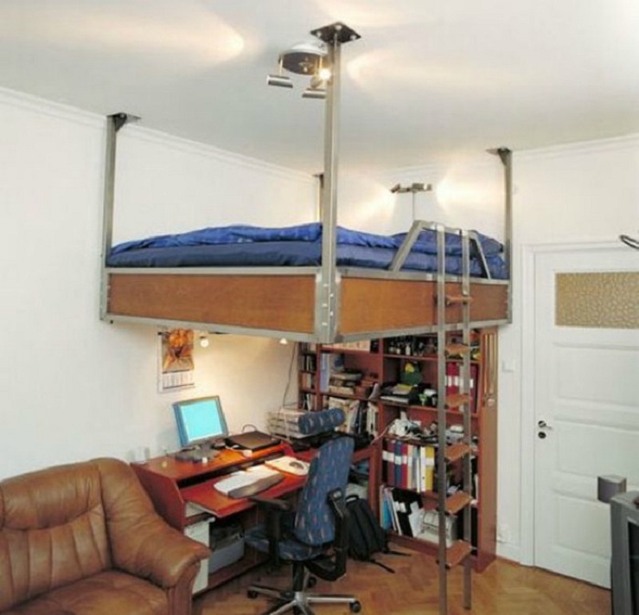 Подвесная кровать над домашней рабочей зоной, сэкономит общее пространство в комнате.
