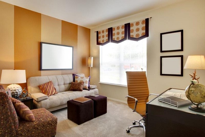 Оранжевые и кремовые тона этой гостиной наполняют небольшое пространство теплой и уютной атмосферой.