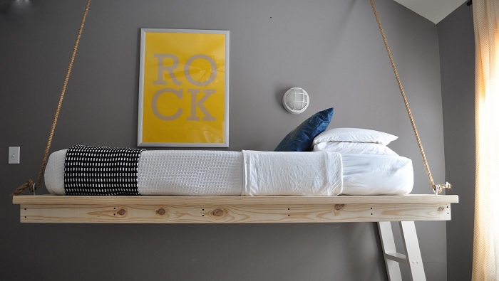 Прекрасная и простая подвесная кровать, которая позволит сэкономить место в комнате.