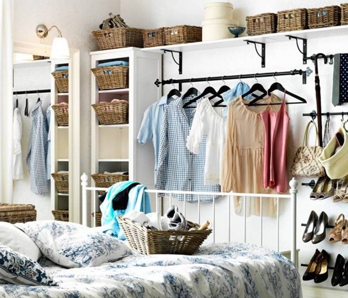 Большие шкафы занимают очень много места, а вот открытый гардероб одна из возможностей максимально удачно сэкономить пространство в комнате.