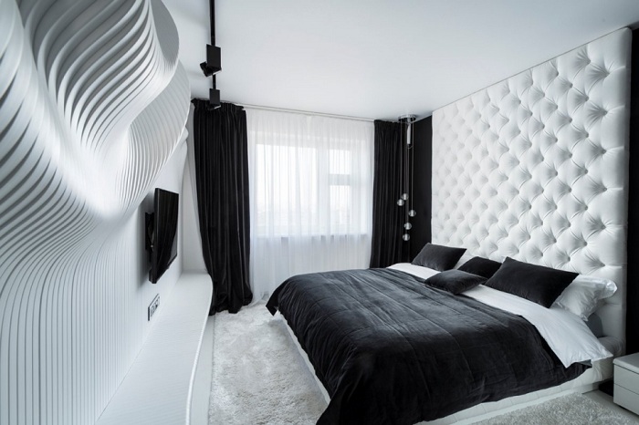 Спальня с креативной черно-белой стеной станет ярким моментом в оформлении любого интерьера.