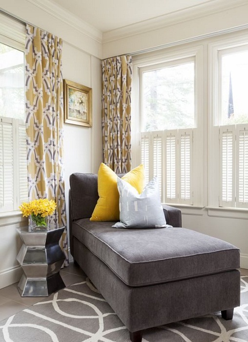 Интересный интерьер в гостиной создан благодаря таким простым, но очаровательным желтым и серым подушкам.