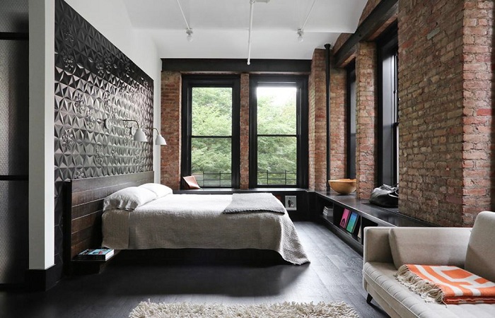 Отличное оформление стен в спальни при помощи кирпичной кладки, по-особенному передает атмосферу комнаты.