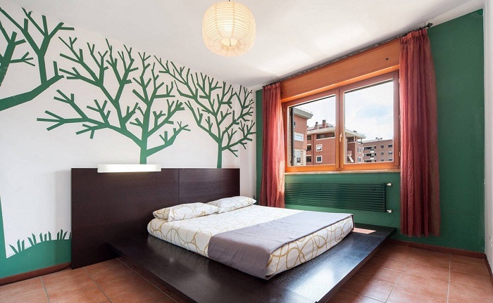 Интересный интерьер спальной в зелено-красной цветовой палитре, станет крутым решением.