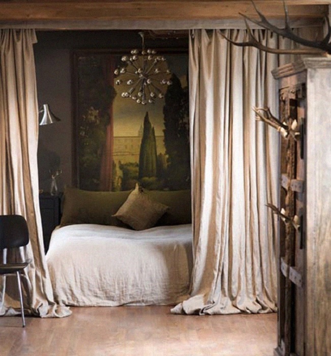 Красивое оформление спальной в совершенно интимной обстановке за шторкой.