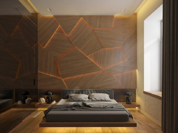 Декорированная стена в спальне с необыкновенной подсветкой.