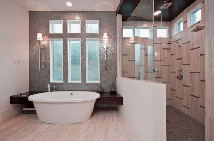 Отменное настроение в ванной комнате создано благодаря обустройству её на большой и просторной площади.