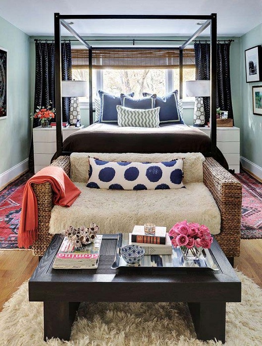 Небольшой диван и журнальный столик у изножья кровати позволят отдохнуть и одновременно сосредоточиться на работе.
