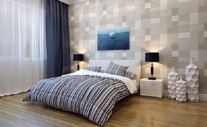 Светлая спальня с декорированной стеной - просто и стильно.