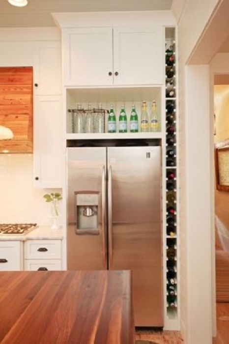 Удачный вариант хранения вина с экономией при этом свободного пространства на кухне.
