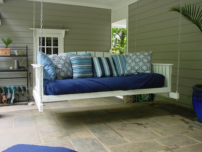 Симпатичная подвесная кровать в синих тонах создаст отличную атмосферу для отдыха.