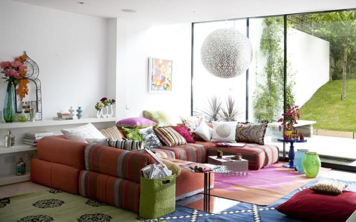 Использование ярких цветов и необычных дизайнерских элементов делает особенным интерьер крохотной гостиной.