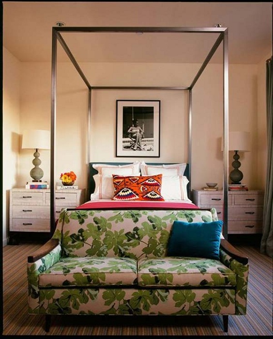 Цветастый мини-диванчик у изножья кровати послужит отличным уголком для чтения и отдыха.