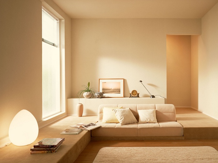 Небольшое количество мебели в маленькой комнате, позволит зрительно расширить пространство и создать уютную обстановку.