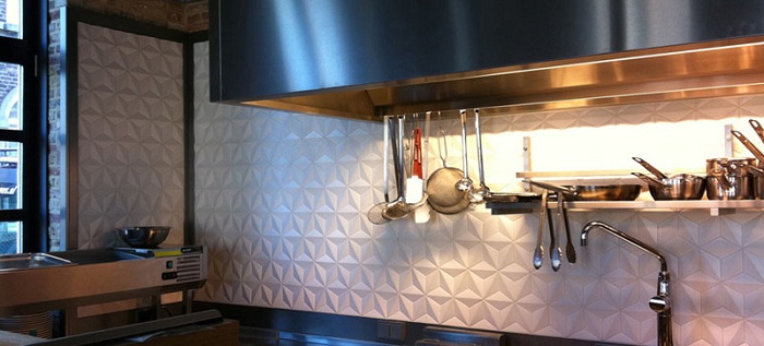 Оформление рабочей стенки на кухне при помощи светлой керамической плитки, добавит изюминку в интерьер.
