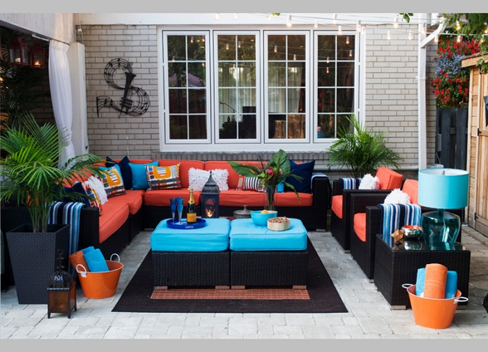 Яркие диванчики украсят пространство на улице около дома и создадут домашнюю атмосферу.
