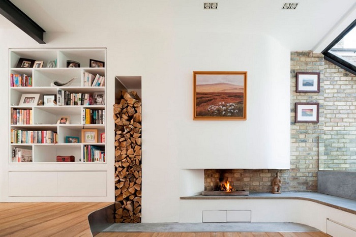 Нестандартный встроенный камин и место для хранения дров в гостиной - хорошие варианты обустройства теплой и уютной атмосферы в комнате.