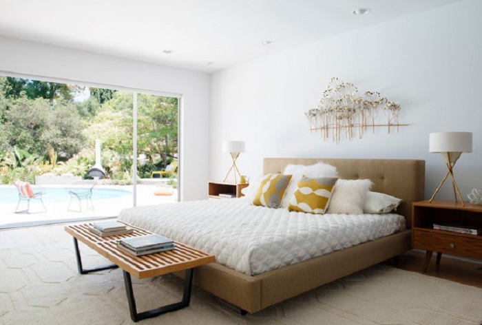 Шикарная спальня в бело-коричневых тонах, с прекрасным видом из окна.