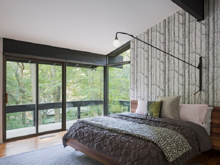 Строгий и в тоже время очаровательный дизайн спальни в серых оттенках.