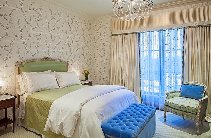 Спальня в зеленых, бежевых и синих цветах, с интересными шторами.