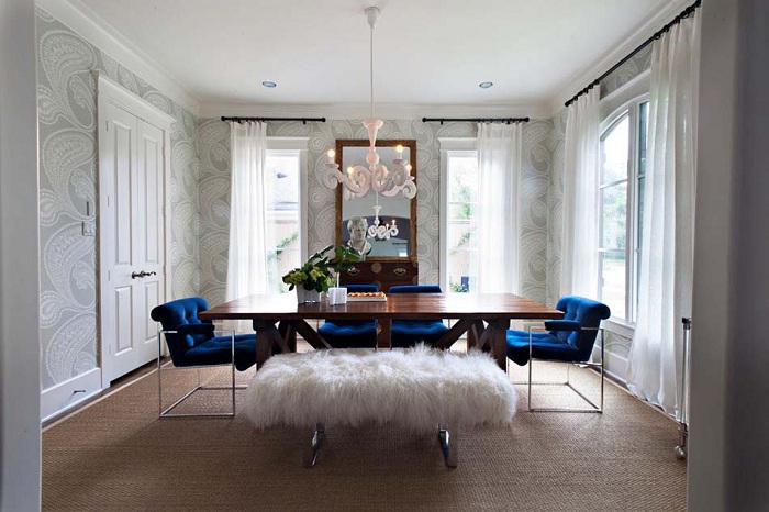 Гостиная комната с белыми шторами и с симпатичными синими мягкими стульями.