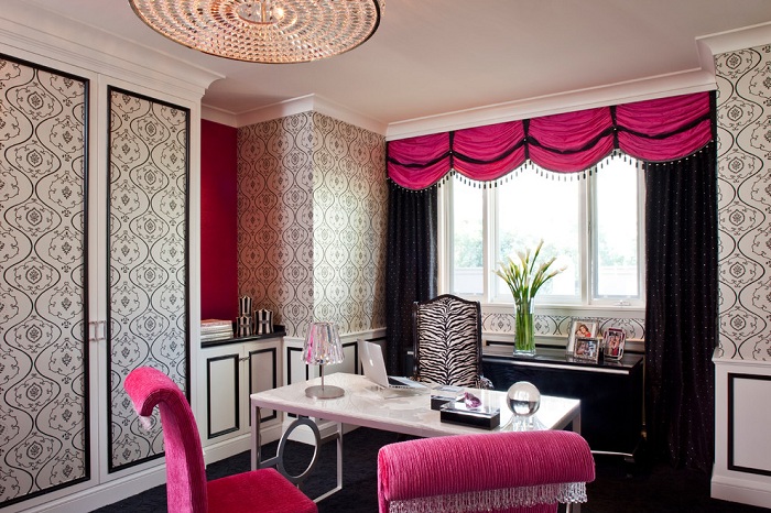 Комната оформлена в черно-розовых тонах и украшена шторами, которые дополняют интерьер.