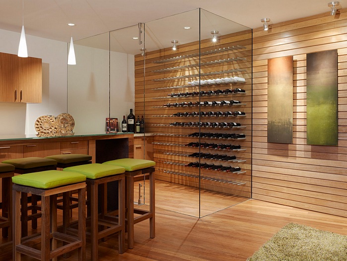 Специально отведенное место для хранения вина - комната за стеклом.