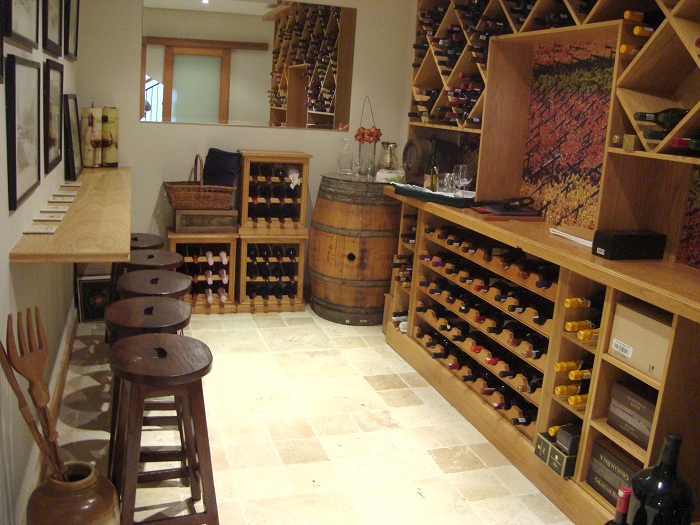 Специальная комната в которой хранится любимое вино оформлена очень утонченно и просто.