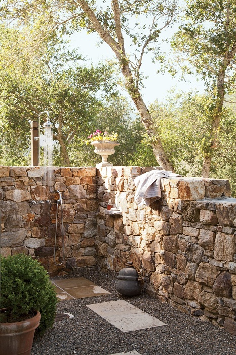 Открытый летний душ, который станет отличным дополнением к любому двору.