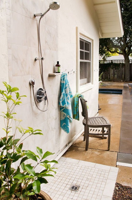Удобный душ во дворе дома, станет практичным и удобным дополнением к интерьеру.