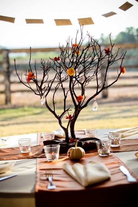 Ветки кустарников и деревьев — универсальный природный материал для украшения праздничного стола к любому событию.