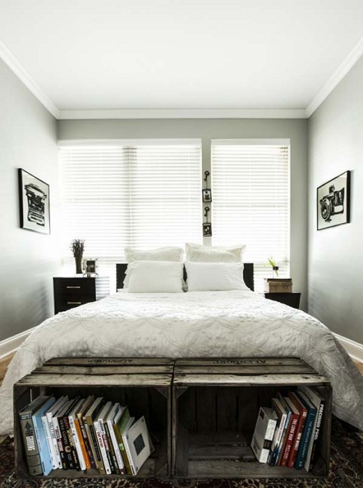 Ящики у изножья кровати служат полками для книг оптимально дополняют интерьер спальни.