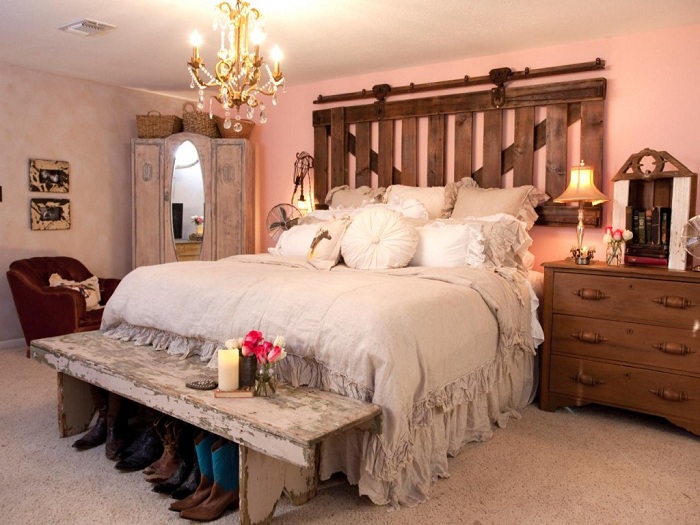 Уютная спальня с деревянными элементами декора в эклектичном стиле.