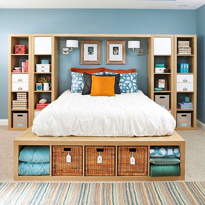 Удобная стеночка и тумбочка у изножья кровати - специально для хранения мелких предметов.