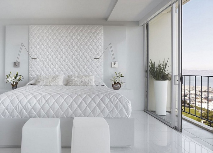 Белая спальня с шикарным видом создаст чувство легкости и особенного покоя, то что нужно для полноценного отдыха.