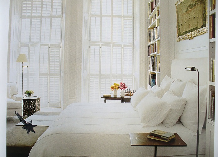 Интересная и простая современная спальня интерьер, которой создан специально для отдыха.
