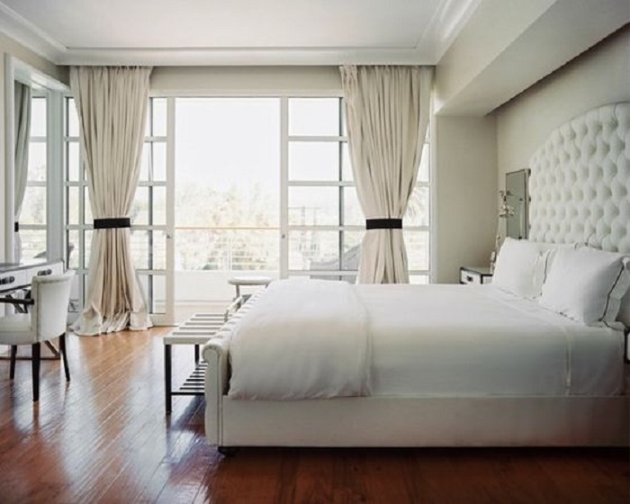 Интересное и практичное оформление спальни в белых тонах, что создает чувство легкости и простоты.
