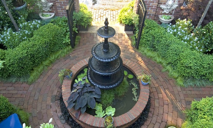 Хороший вариант украшения двора при помощи фонтана, который создает прекрасную атмосферу во дворе.