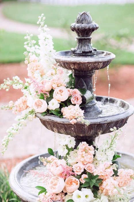 Элегантный и классический дизайн фонтана, который украшен нежными цветами для тех кто любит простоту.