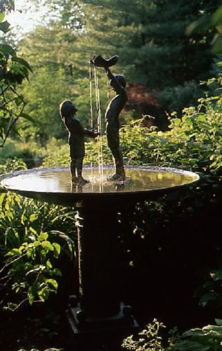 Симпатичное решение создать такой интересный фонтан во дворе дома что определенно украсит его.