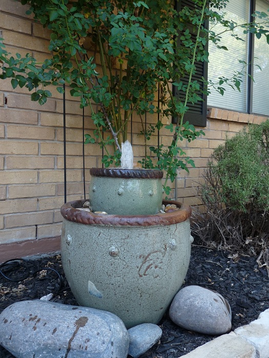 Используя простой большой горшок, можно создать отличный вариант домашнего напольного фонтана.