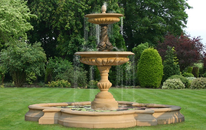 Красивый классический фонтан, который станет прекрасным акцентом в любом дворе и создаст интересную атмосферу.