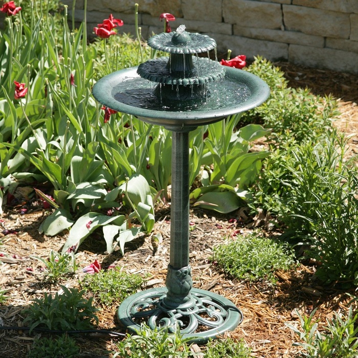 Симпатичный фонтан, который украсит любой двор и станет компактным фрагментом.