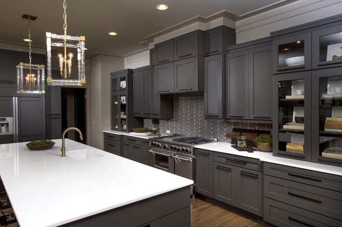 Крутое дизайнерское решение оформление кухни в темно-серых тонах.