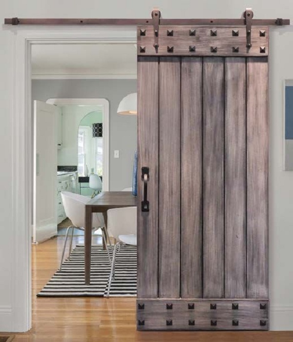 Прекрасный вариант преобразить интерьер комнат за счет установки деревянной раздвижной двери.