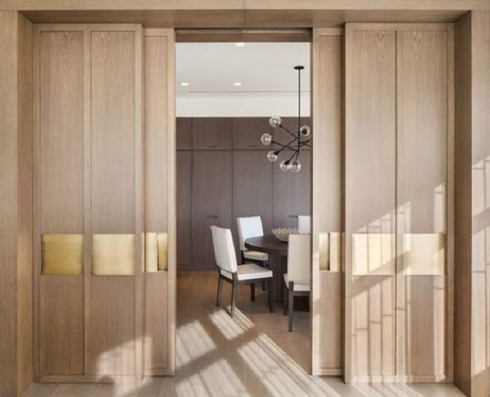 Интересный вариант создать интерьер в коричневых тонах с прекрасной дверью, что создаст уютную обстановку.